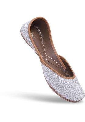 HEER Womens Traditional Embroidered Rajasthani Jutti Handmade Latest Stylish Mojari Snowy White
