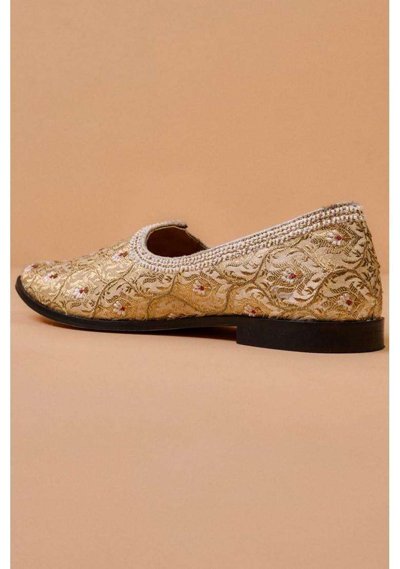 Tasva Ivory Brocade Embroidered Mojari Size L - Indya