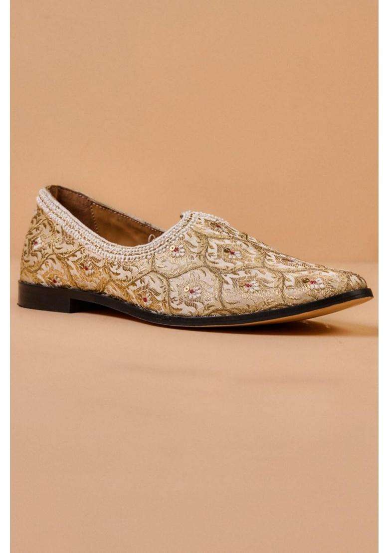 Tasva Ivory Brocade Embroidered Mojari Size XS - Indya