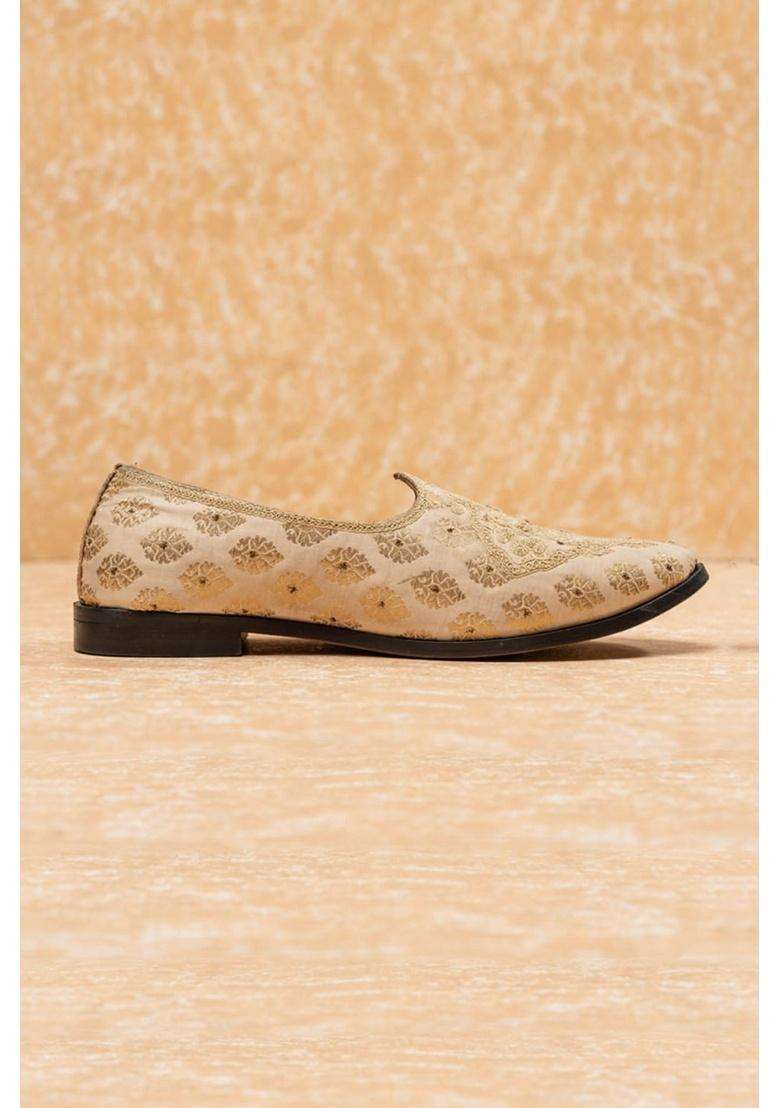 Tasva Ivory Brocade Embroidered Mojari Size S - Indya
