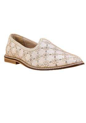 Tasva Ivory Brocade Embroidered Mojari Size 6