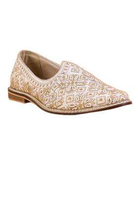 Tasva Ivory Brocade Embroidered Mojari Size 7