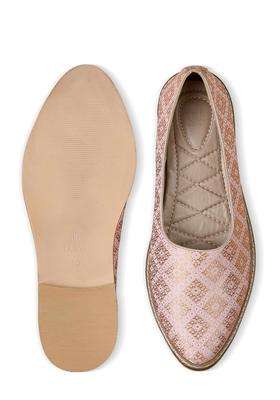 Tasva Pink Blush Brocade Mojari