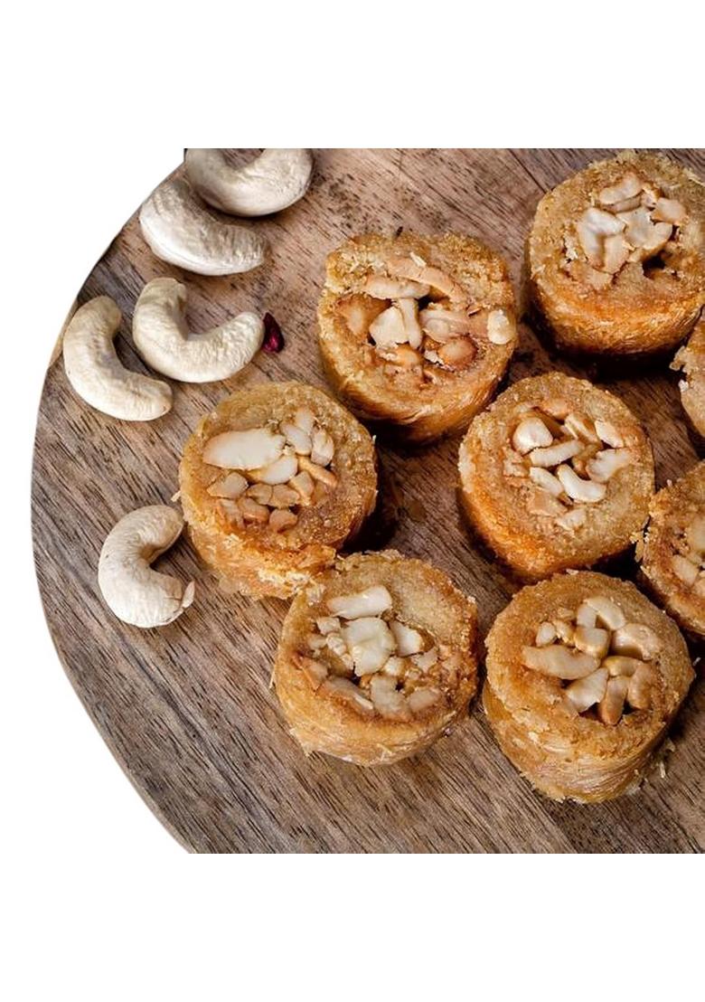 THE BAKLAVA BOX Cashew with Zero Preservatives and Contains Dry Fruits Honey 500g