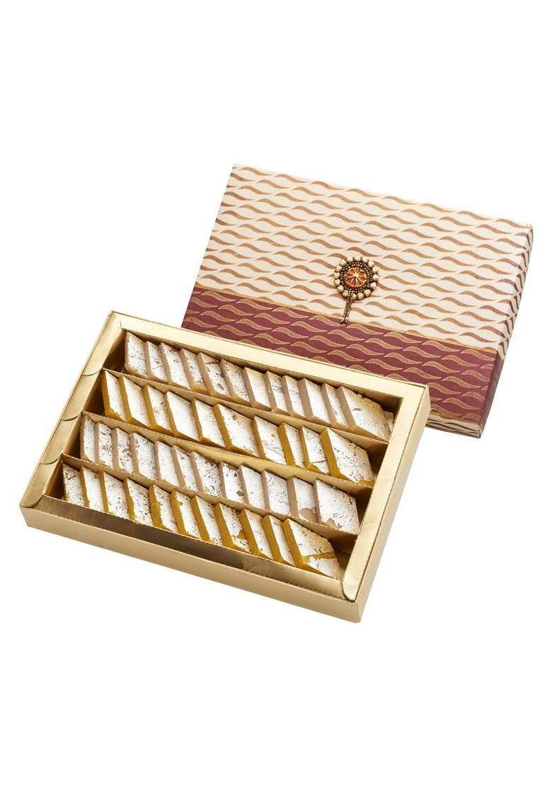 ‎Ghasitarams Punjabi Ghasitaram Halwai Diwali Special Assorted Dryfruit Mithai and 2 Premium (Cashewnuts+Almonds) Combo Sweets Gift Box with Silver Plated Coin, (600gms) - Indya