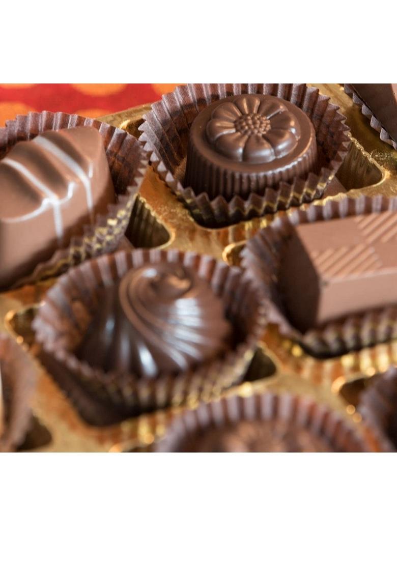 Jus' Trufs Classic Christmas Truffles and Logs Glass Platter Gift for Christmas, Chocolate Candies, Assorted Box Family, 150gm