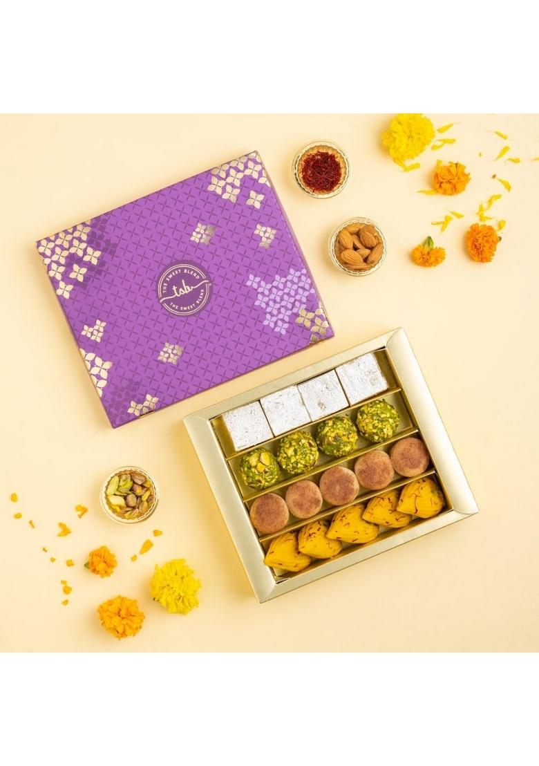 THE SWEET BLEND Royal Mithai Box 500 g | Assorted Indian Sweets Badam Barfi, Pista Ball, Baked Burger & Kesar Almond Gift Ideal for Diwali