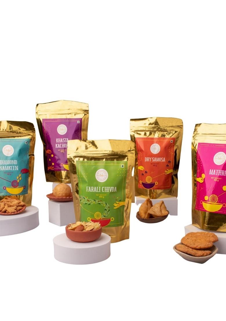 THE SWEET BLEND Namkeen Snacks Mix Pack of 5 | Farali Chivda, Khasta Kachori, Dry Samosa, Mathri, Diamond 800 g Crunchy Indian Diwali Gift Hamper Savory Box