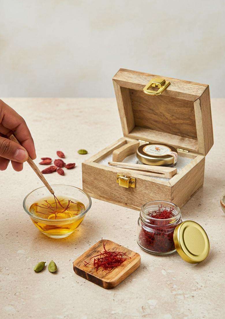 Dry Fruit Hub Pure Kashmiri Kesar Saffron Original 1Gm Kesor | Kumkumapoovu Grade A+++ Kasar With Antique Wooden Box Mongra Threads Natural, Handpicked & Aromatic Ideal For Sweets, Desserts Pooja - Indya