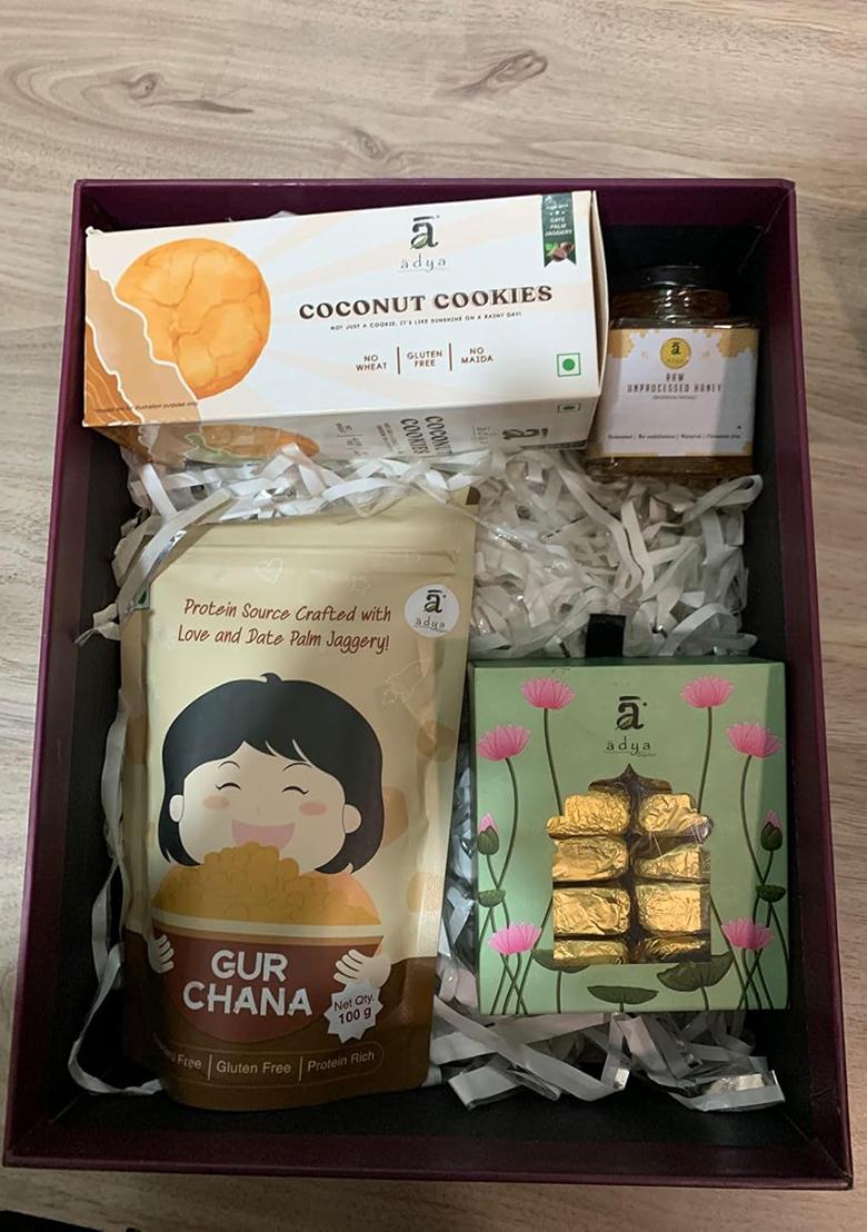 Adya Organics Gift Box Set With Coconut Cookies, Gur Chana Protein Mix, A2 Gir Cow Ghee Besan Burfi, Multiflora Honey. Customisations Available