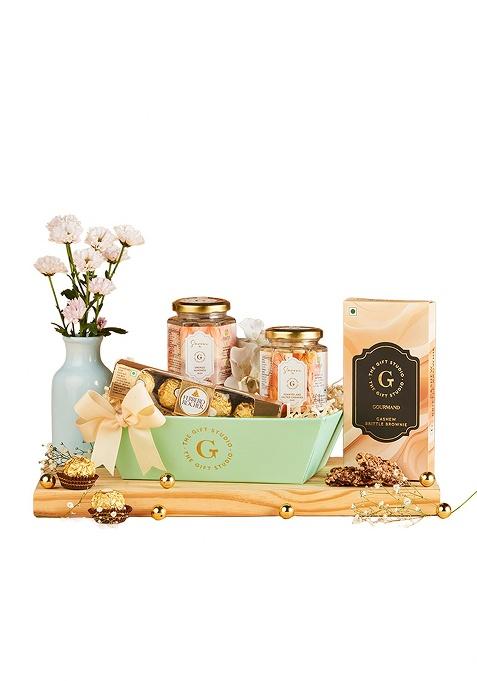 The Gift Studio.Com Midnight Stash Premium Snack Hamper | Smoked Almonds, Roasted & Salted Cashews, Cashew Brittle, Chocolate Box Gourmet Dry Fruit Hamper, Corporate Gifting