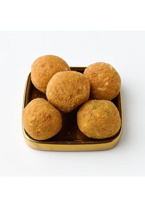 Vibrant Green Diwali Gift Pack Ganesha Idol, Besan Laddu(200Gm) & Set Of 2 Diya | Festival Gifting