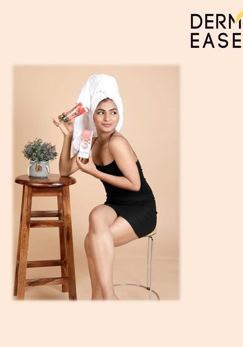 Dermease Strawberry Face Wash For Moisturization With Aloevera Extract 100 Ml