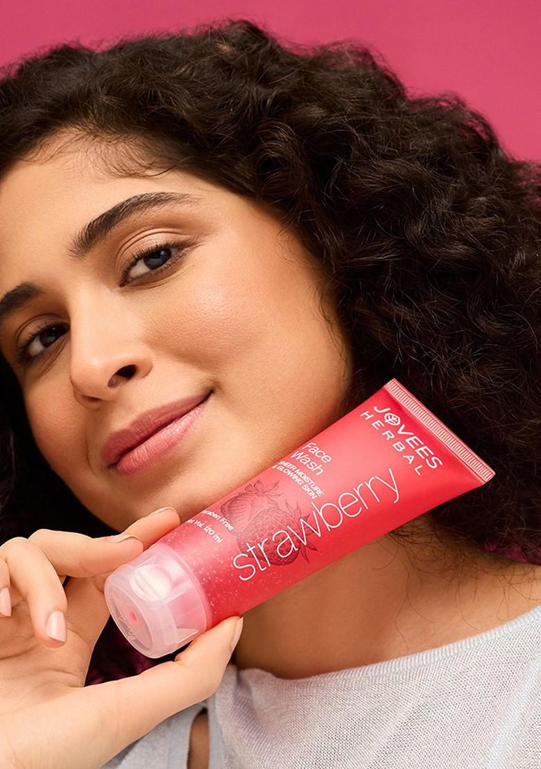 Jovees Herbal Strawberry Face Wash With For Hydrating Glowing Skin 120Ml