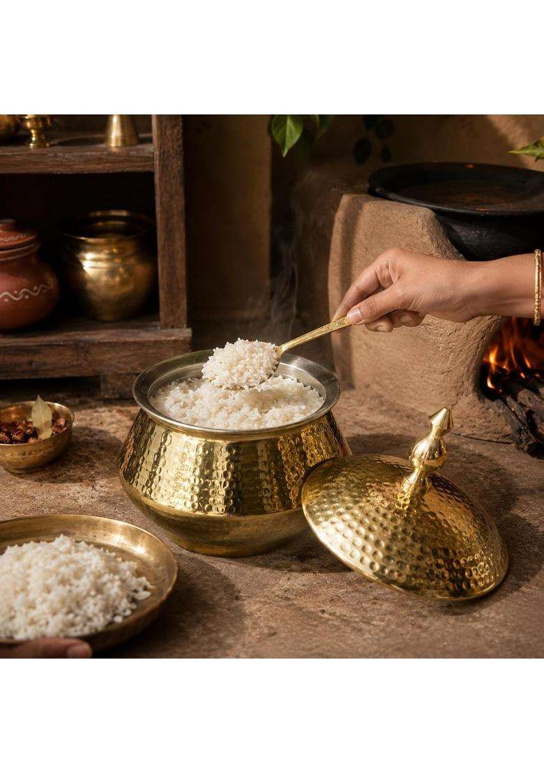 SHIV SHAKTI ARTS Brass Handi Matka Clay Water Pot with Dome Lid and Serving Spoon | 2 L | 2.1 Qt | Hammered Finish - Indya