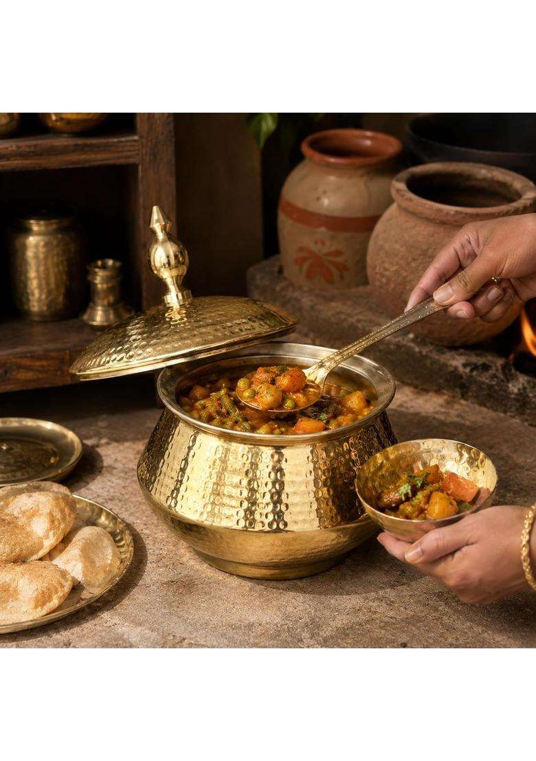 SHIV SHAKTI ARTS Brass Handi Matka Clay Water Pot with Dome Lid and Serving Spoon | 2 L | 2.1 Qt | Hammered Finish - Indya