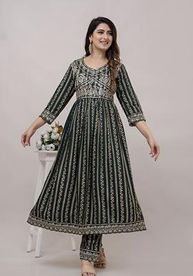 Women Liva (Rayon) Green Geometric Print Kurta With Comfort Pant main image 0